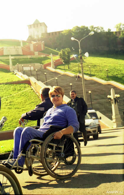 инвалидная коляска на фоне Нижегордского Кремля