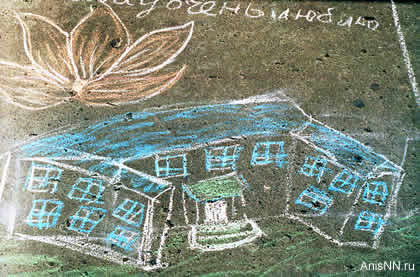 дети рисуют на асфальте